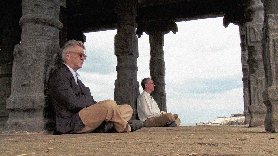 David Lynch pratiquant la Méditation Transcendantale en Inde