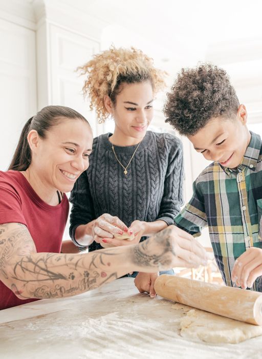 Deux mères faisant de la pâtisserie avec leur jeune fils